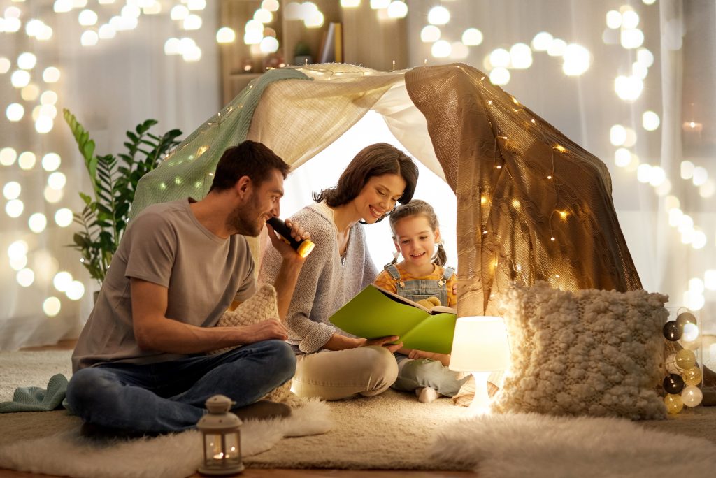 Familie liest ein Buch