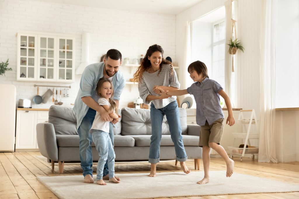 Glückliche Familie spielt zuhause